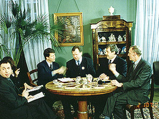 okrstol.jpg (54743 bytes)